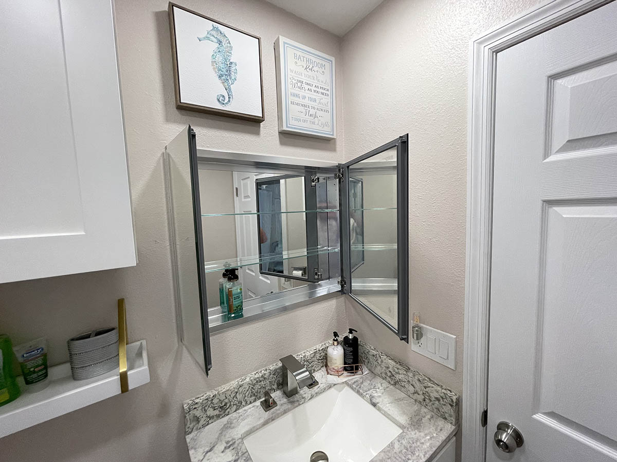 Fully furnished 2 bed 2 bath house in North Port, FL minutes away from the beach.