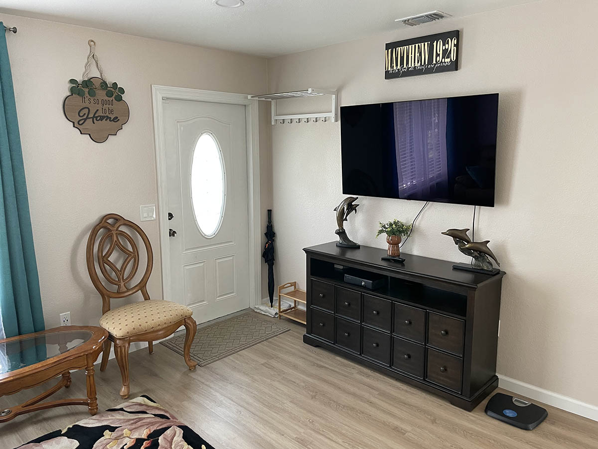 Fully furnished 2 bed 2 bath house in North Port, FL minutes away from the beach.
