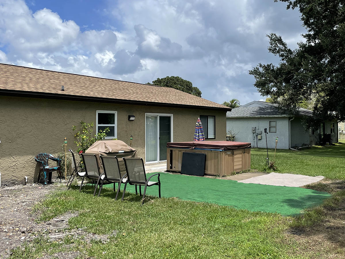 Fully furnished 2 bed 2 bath house in North Port, FL minutes away from the beach.