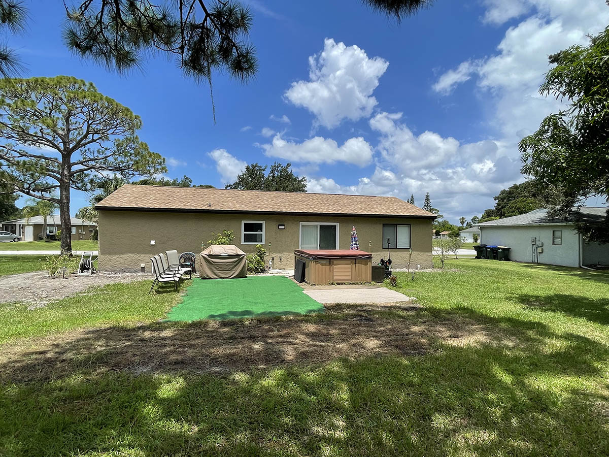 Fully furnished 2 bed 2 bath house in North Port, FL minutes away from the beach.