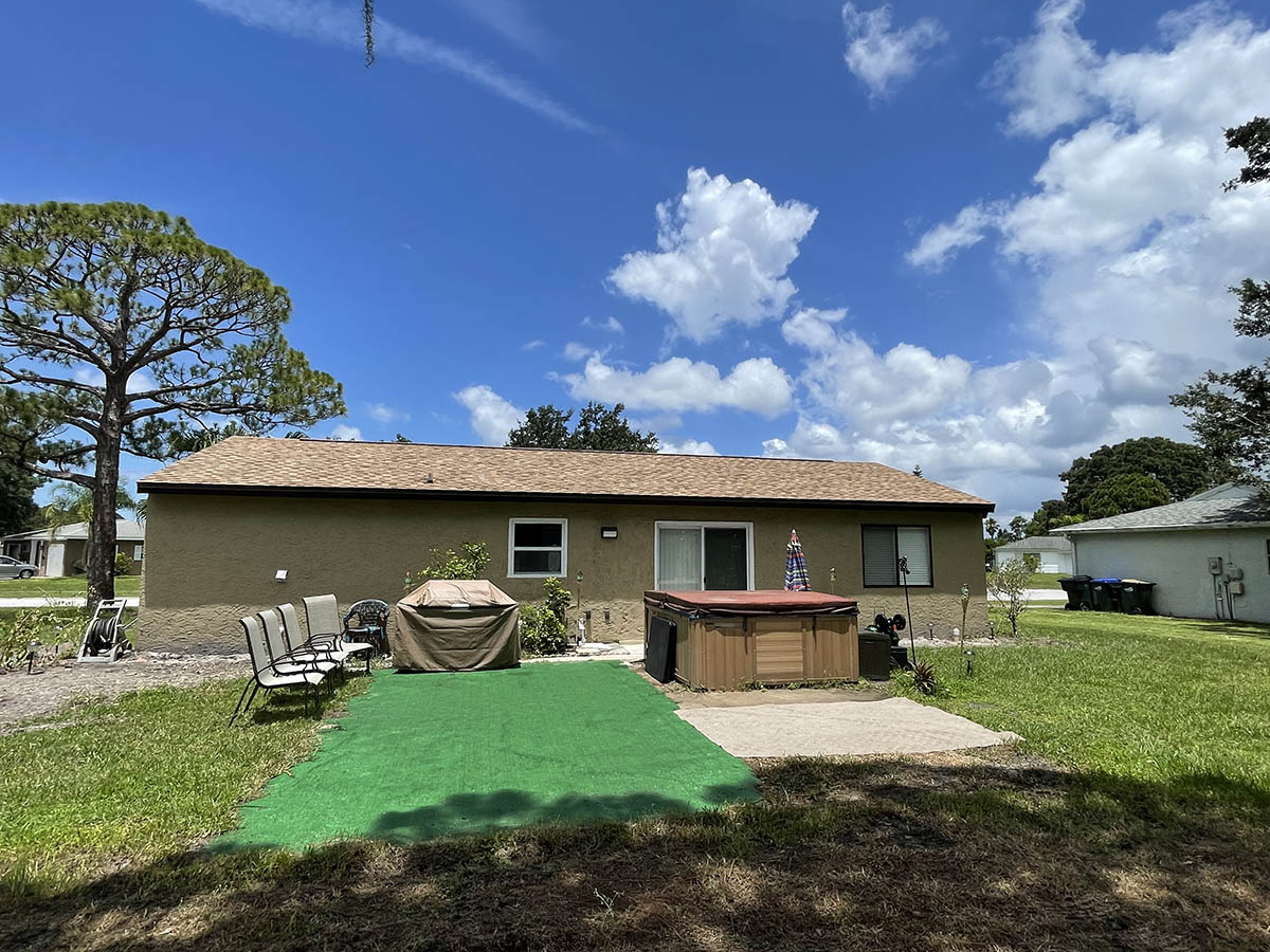 Fully furnished 2 bed 2 bath house in North Port, FL minutes away from the beach.