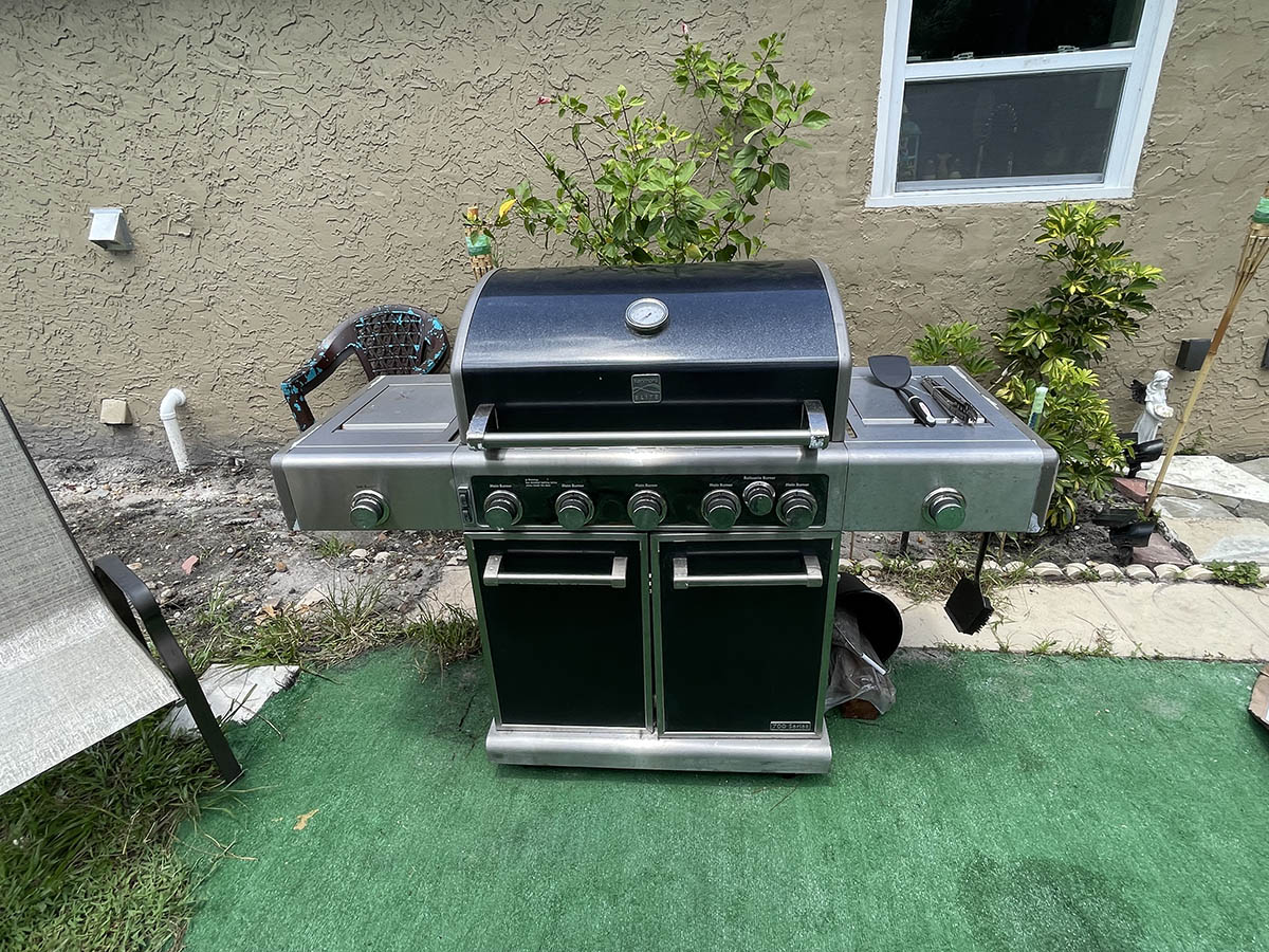 Fully furnished 2 bed 2 bath house in North Port, FL minutes away from the beach.