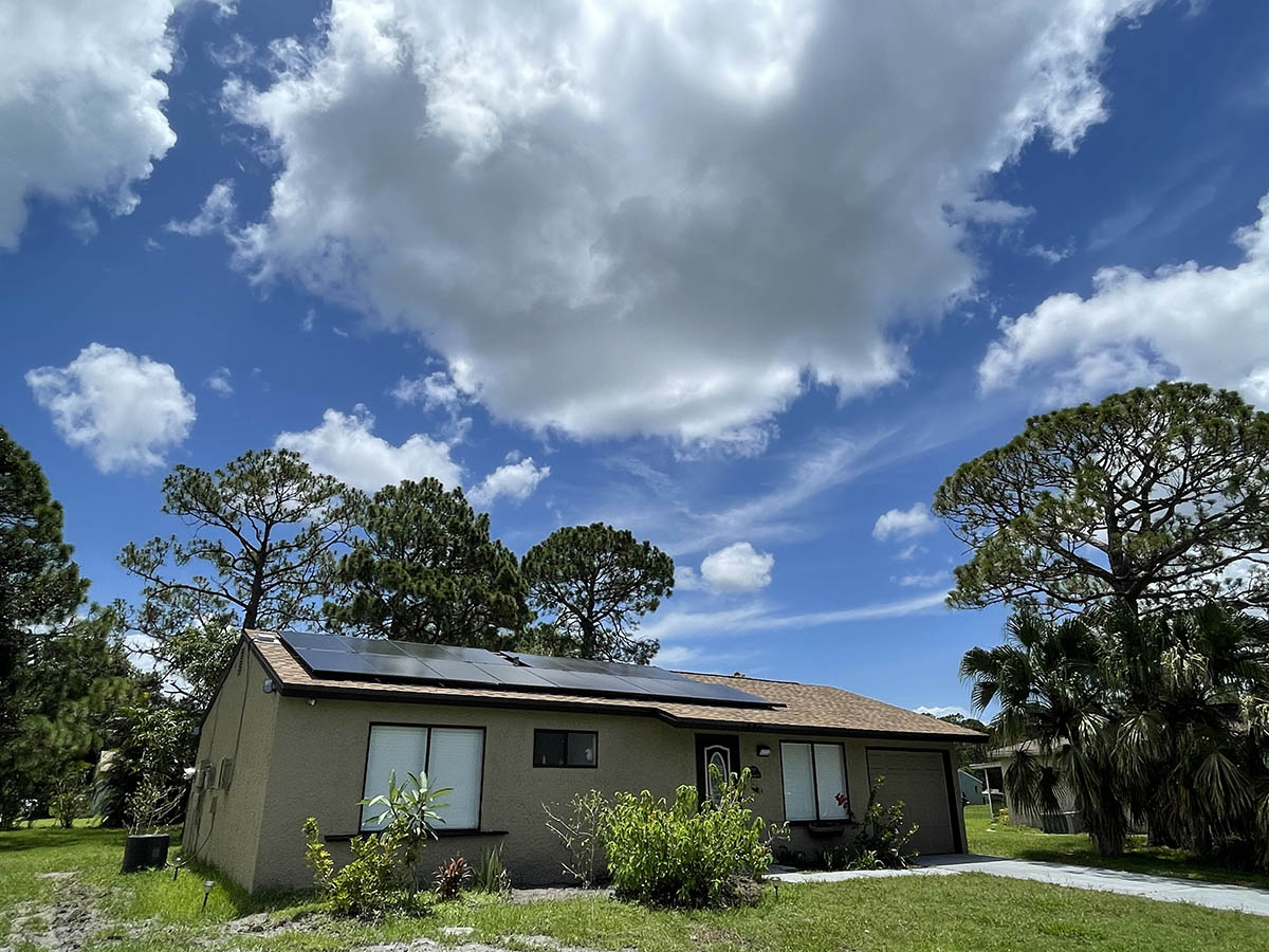 Fully furnished 2 bed 2 bath house in North Port, FL minutes away from the beach.