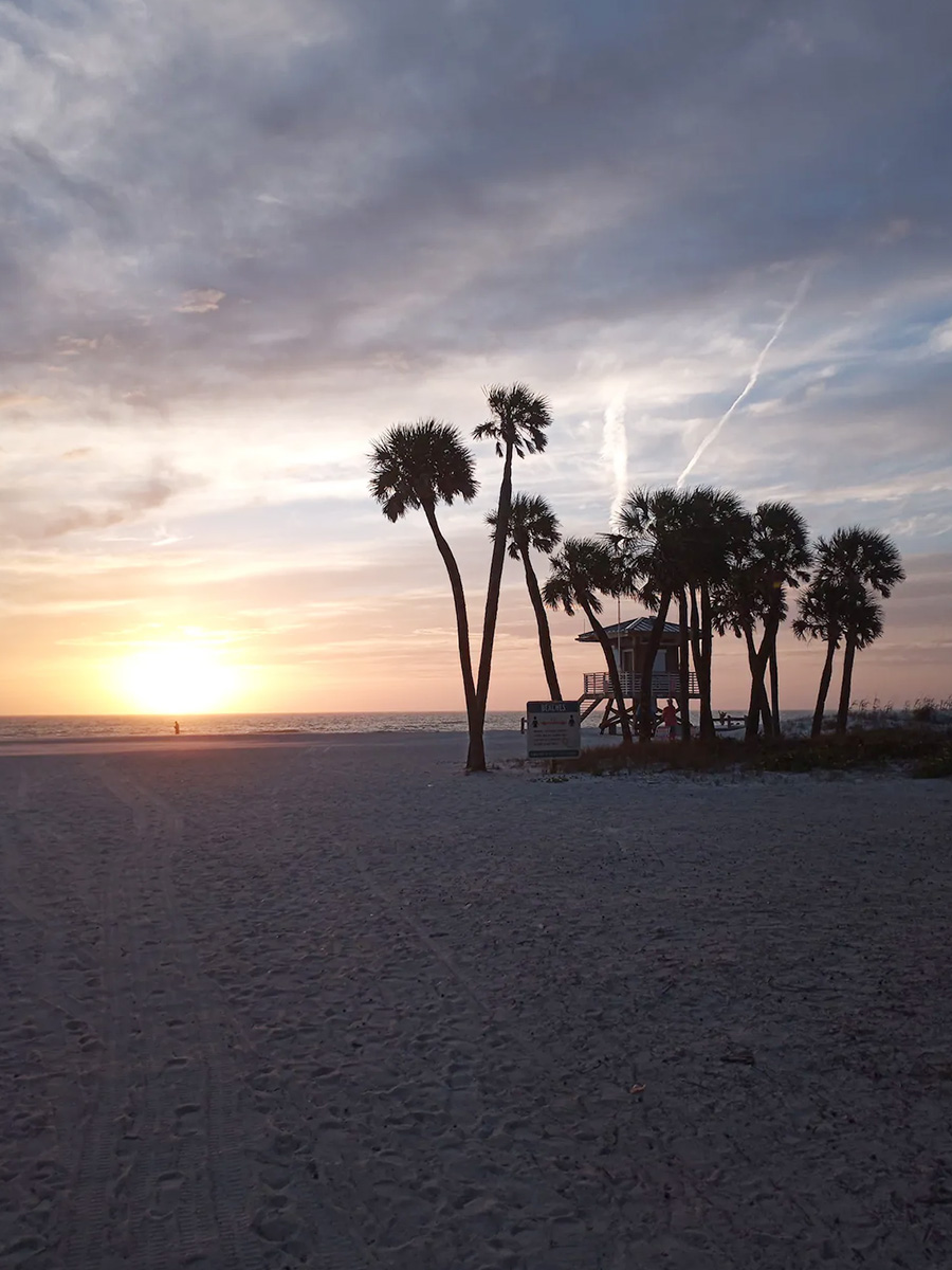 Fully furnished 2 bed 2 bath house in North Port, FL minutes away from the beach.
