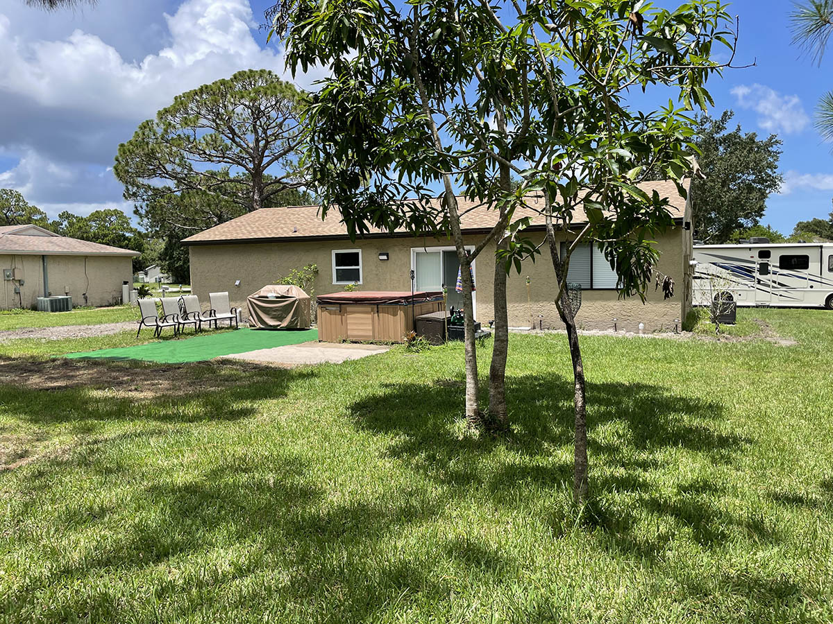 Fully furnished 2 bed 2 bath house in North Port, FL minutes away from the beach.