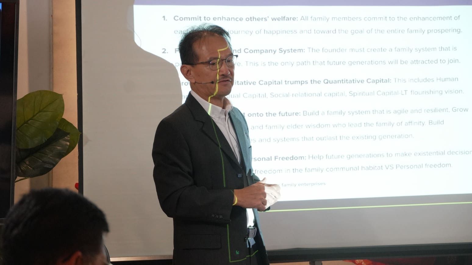 pemaparan-materi-oleh-david-bingei-principal-fidelitas-advisors