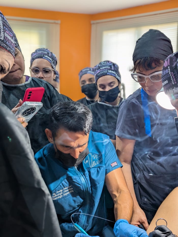 Doctor practicando técnica