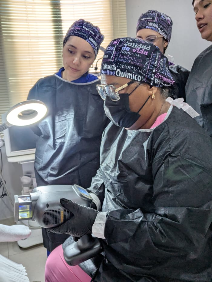 Alumna en práctica clínica