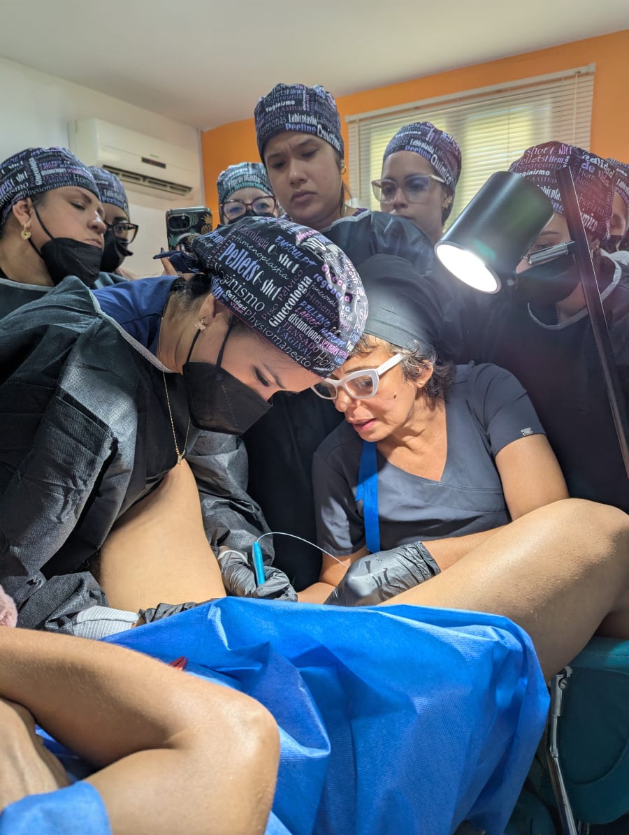 Doctora enseñando a alumnos