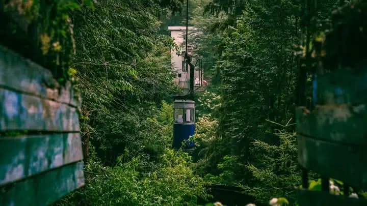 The cable car half way across the gorge