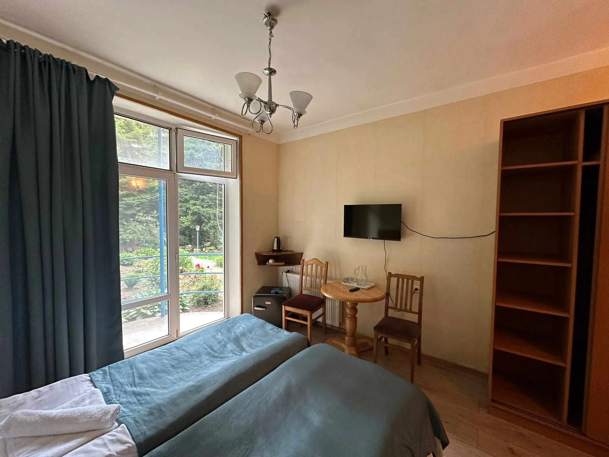 A side guest room at the main house