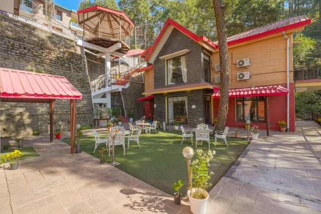 Alaya Stays Golden Meadow Villa — photo 3
