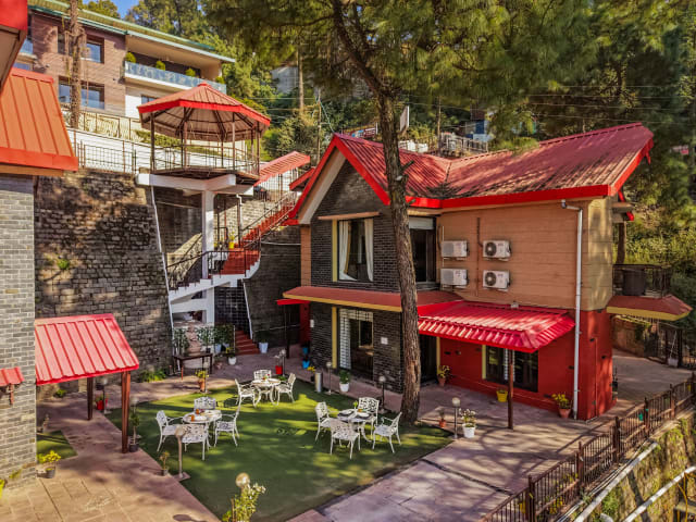 Alaya Stays Golden Meadow Villa