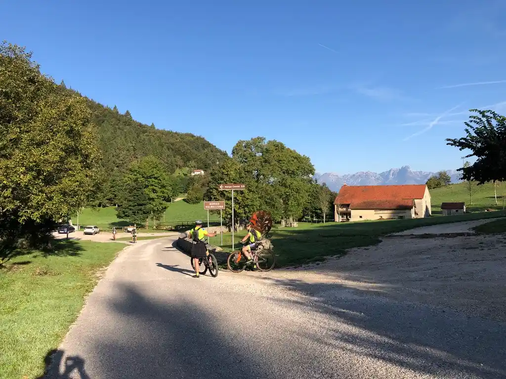 Strada per Praderadego, sentiero del castello di Cison