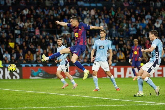 Robert Lewandowski merayakan gol