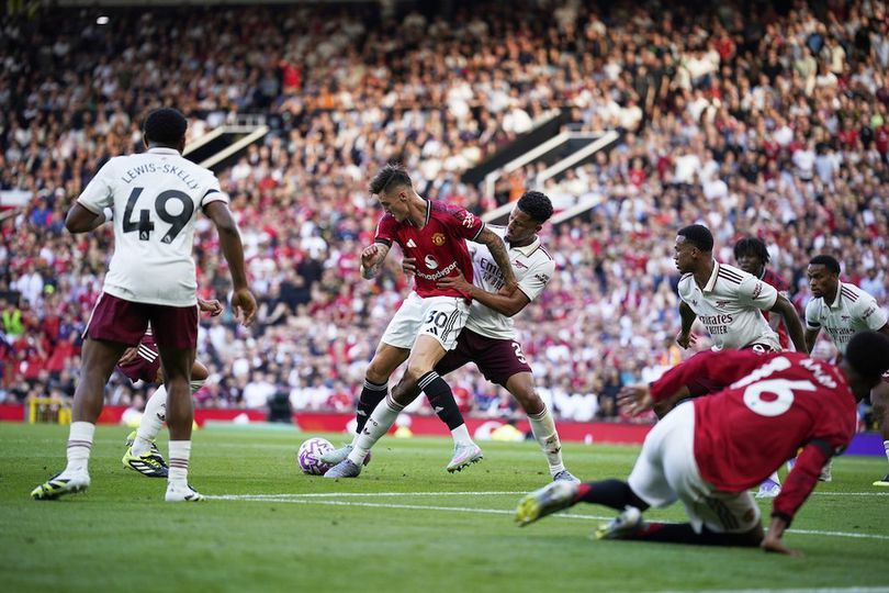 Logo Manchester United dan pemain tengah