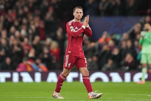 Alexis Mac Allister merayakan gelar juara bersama Liverpool