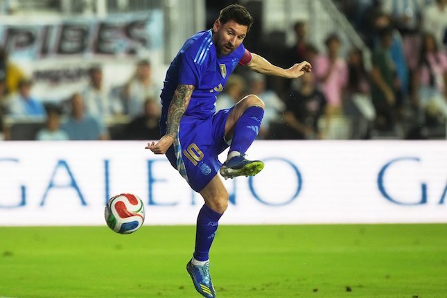 Lionel Messi menerima lebih sedikit kartu merah internasional