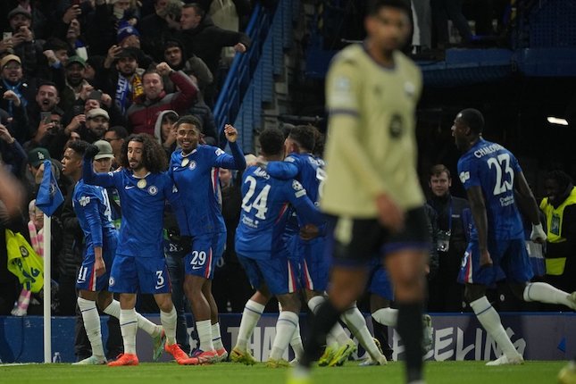 Pemain Chelsea merayakan gol atau kemenangan