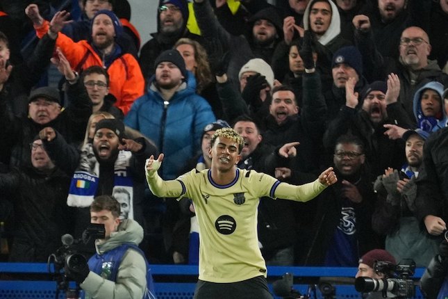 Lamine Yamal saat mencoba melewati pemain bertahan