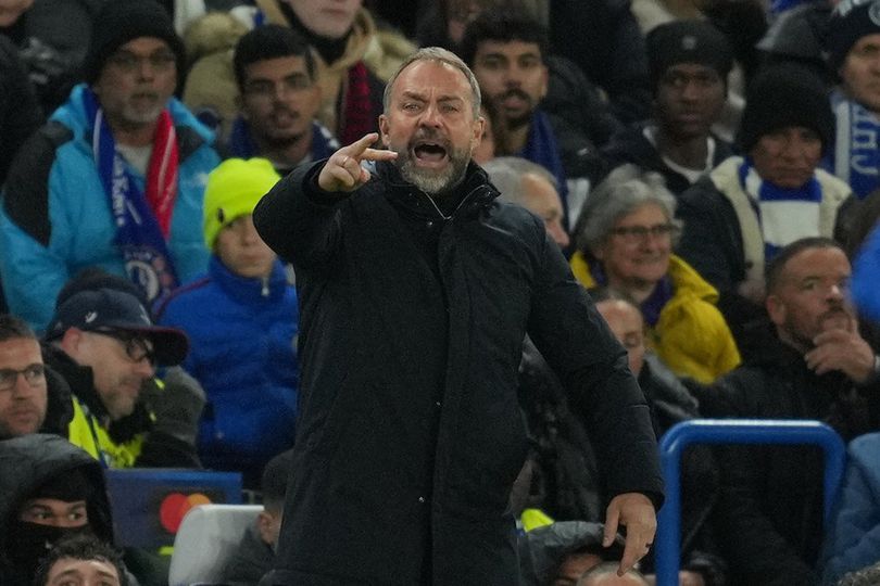 Hansi Flick di pinggir lapangan melatih Barcelona