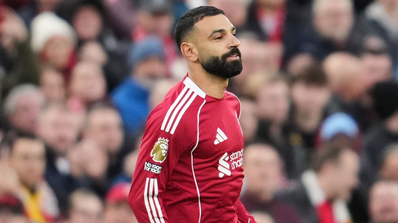 Mohamed Salah bertepuk tangan ke pendukung Anfield