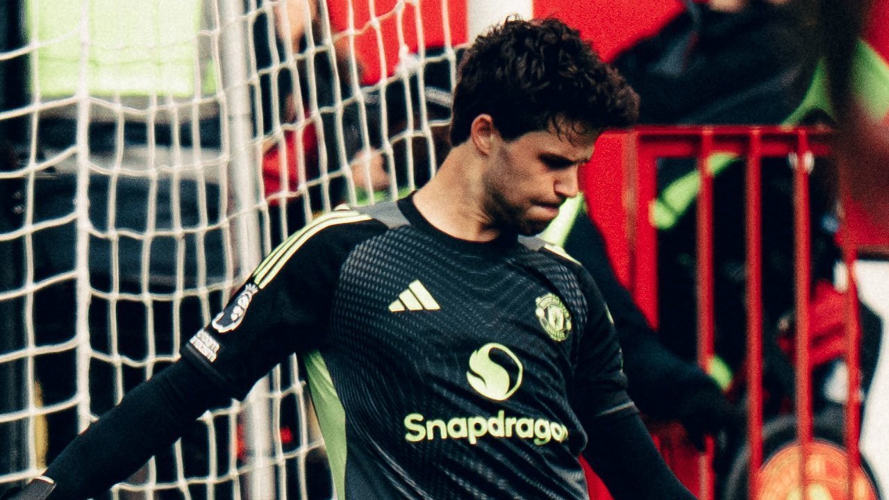 Senne Lammens mengenakan seragam Manchester United