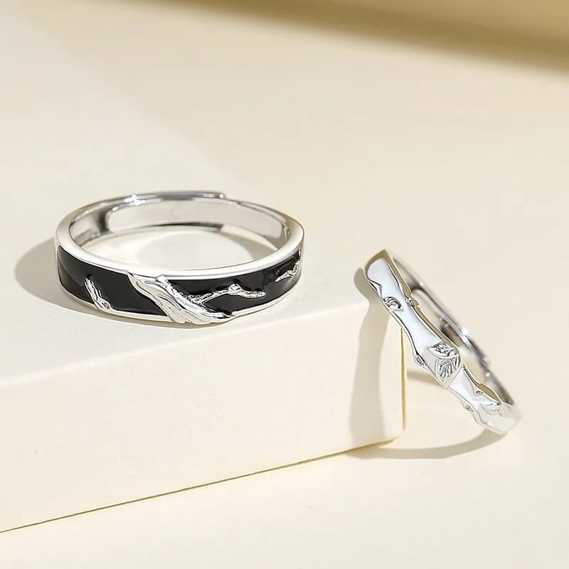 PRIMAVERA ETERNA: ANILLOS DE PAREJA CON HOJAS DE BOSQUE Y DISEñO INNOVADOR