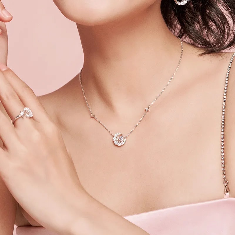 Romance Celestial: Collar de Luna y Corazón en Plata S925