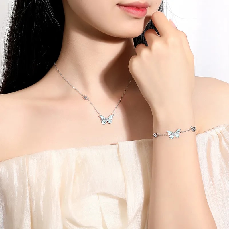 Mariposa Mágica: Collar de Plata S925 con Brillo Nocturno 3