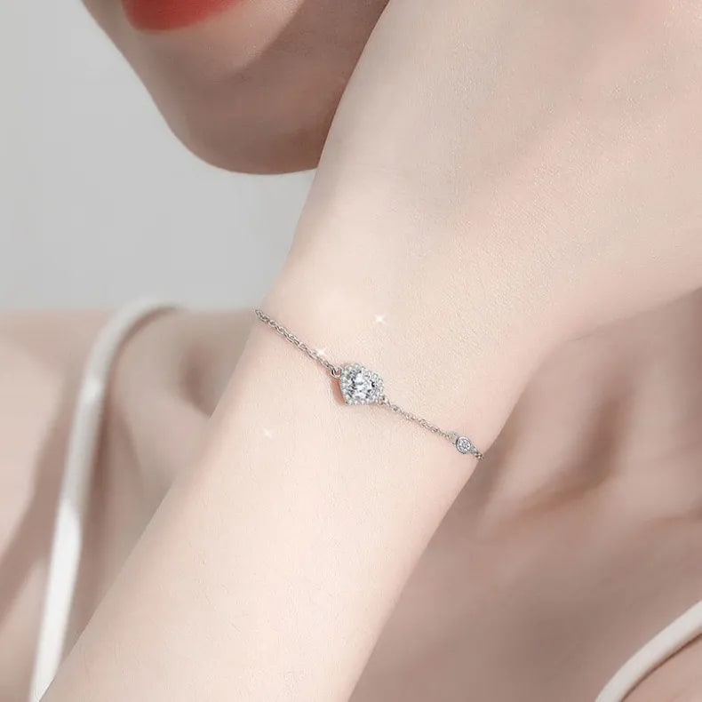 Pulsera de Plata con Corazón de Moissanita y Halo de Diamantes