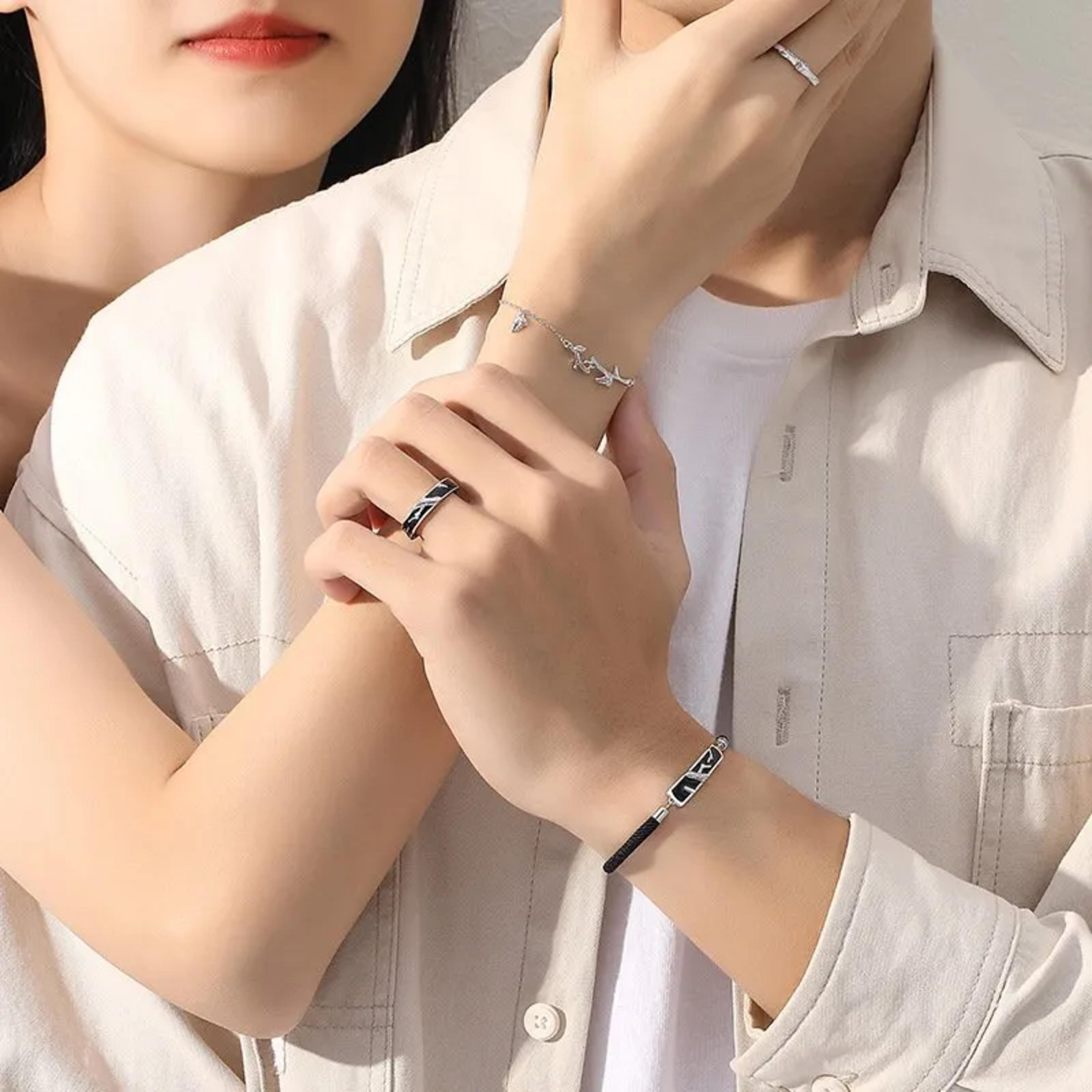 PRIMAVERA ETERNA: ANILLOS DE PAREJA CON HOJAS DE BOSQUE Y DISEñO INNOVADOR 4