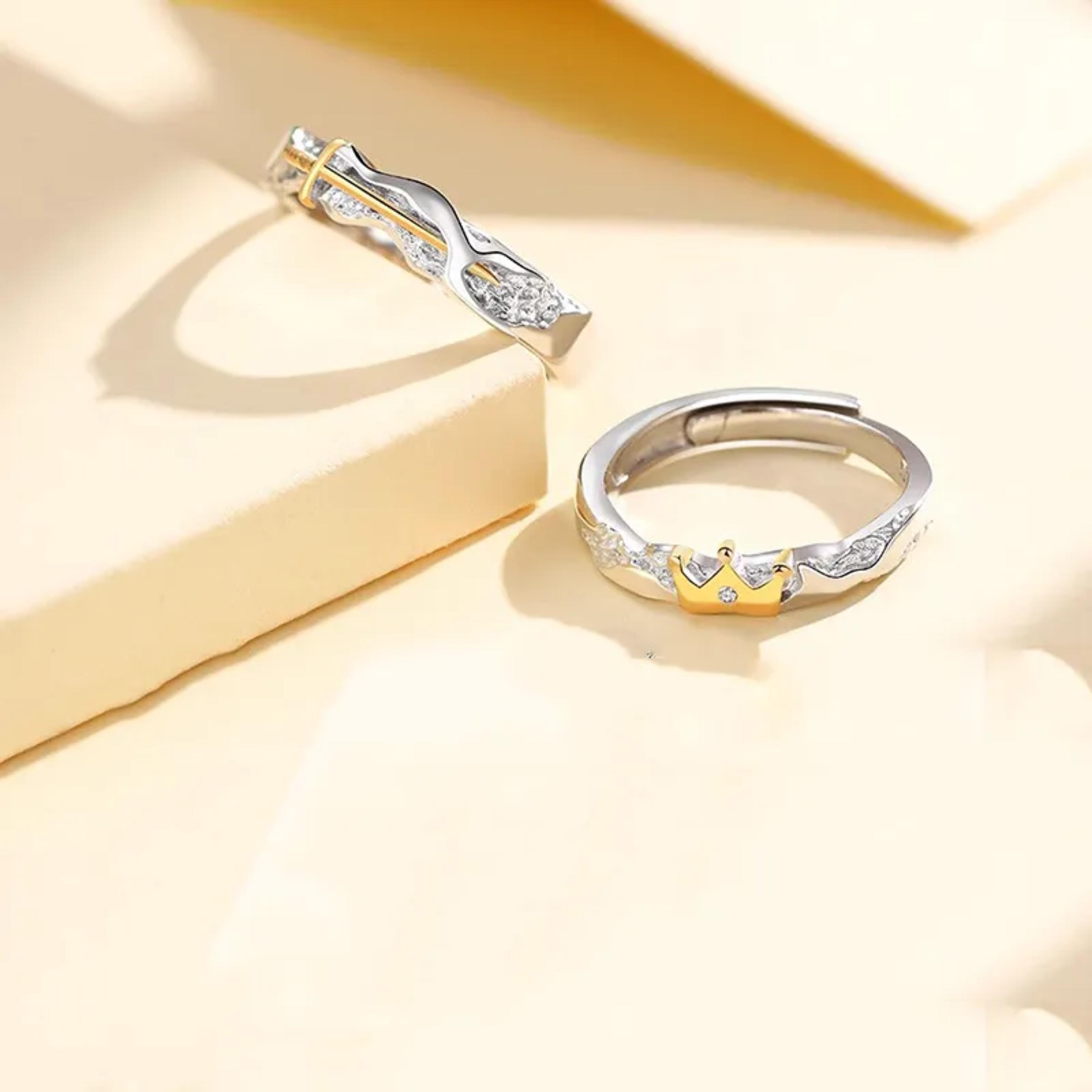 Un amor de leyenda Anillos de pareja en plata 925, inspirados en la espada del caballero y la corona de su amada." 2