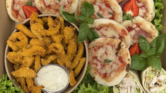 Box z mini pizzami, nuggetsami, wrapami i mini burgerami