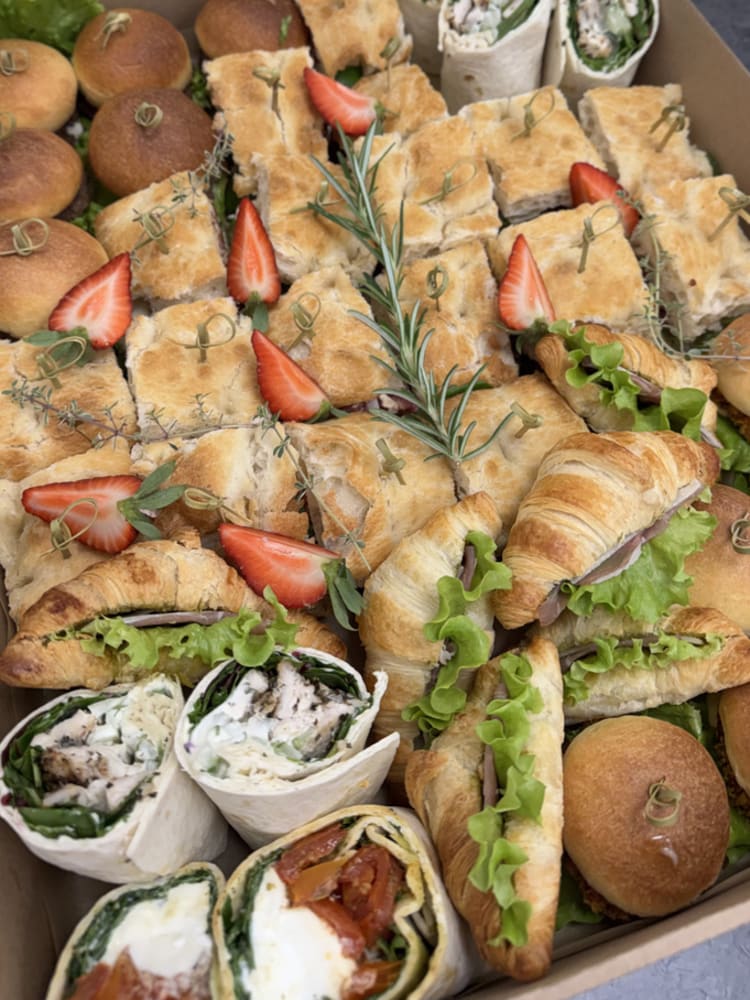 Półmisek z przekąskami: kanapki z focaccii, mini croissanty i wrapy