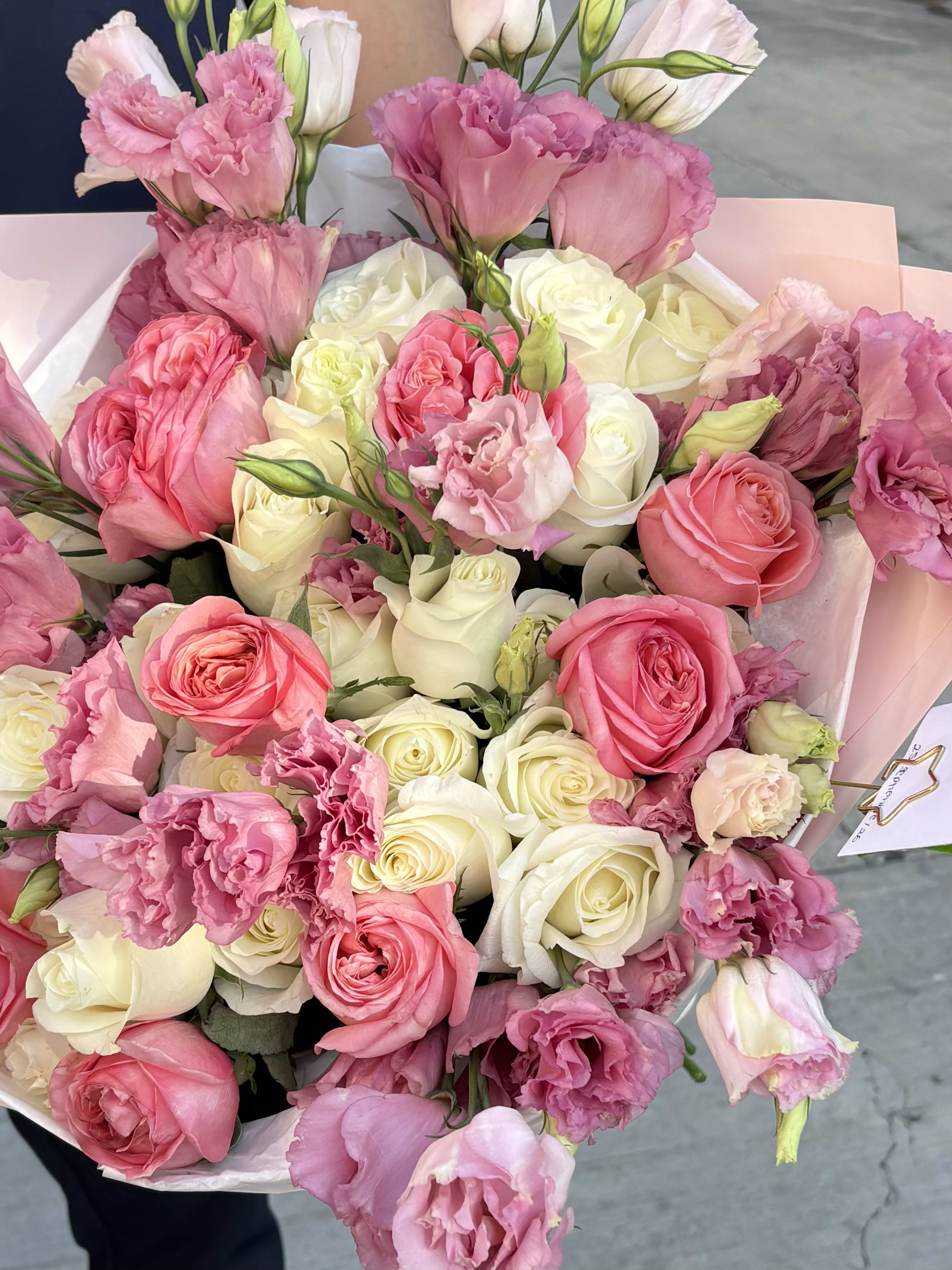 Rosas inglesas y lisianthus