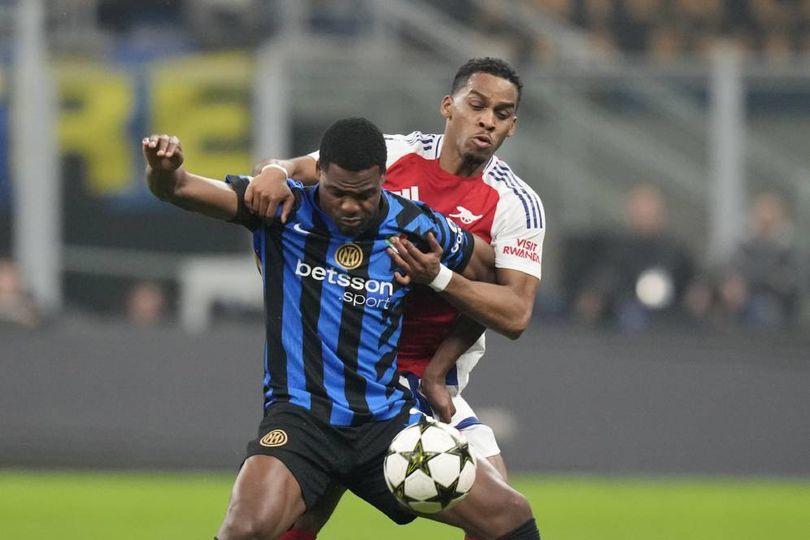 Duel Dumfries dan Jurrien Timber dalam laga Inter Milan vs Arsenal di Liga Champions 2024/2025, Kamis (7/11/2024) dini hari WIB. info main bola Kutukan Italia! Arsenal Kembali Gagal Menang di Markas Tim Italia