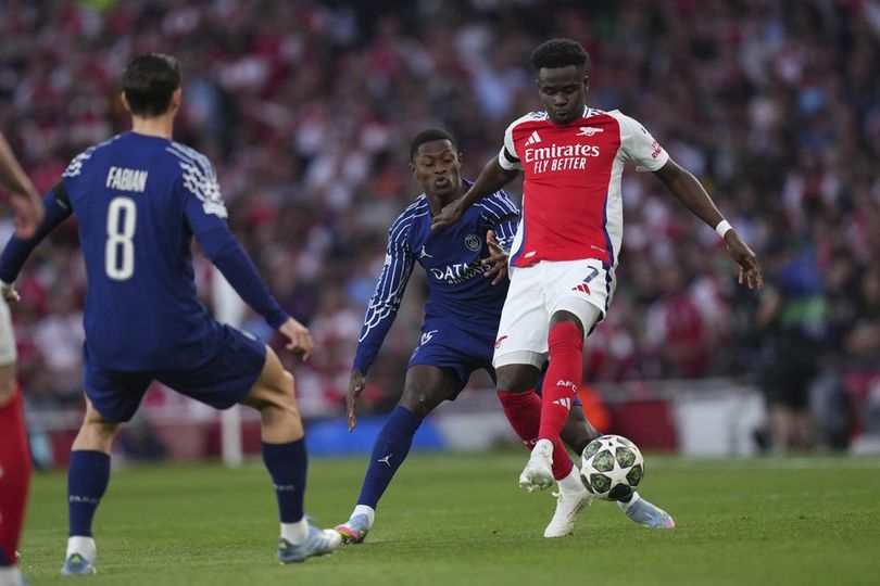 Aksi pemain Arsenal, Bukayo Saka, pada laga melawan PSG di Liga Champions 2024/2025 Info Main Bola Thierry Henry Akui PSG Lebih Unggul, Tapi Arsenal Masih Punya Harapan