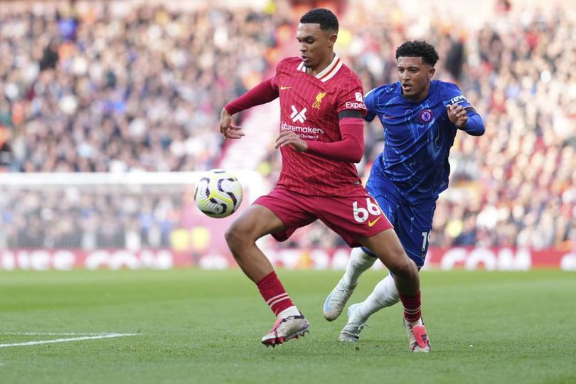Trent Alexander-Arnold dan Jadon Sancho dalam laga Liverpool vs Chelsea di Anfield, Minggu (20/10/2024) malam WIB. Info MaisJadwal Liga Inggris Pekan Ini Live di SCTV dan Vidio, 3-6 Mei 2025