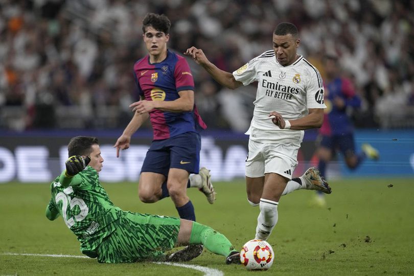 Kiper Barcelona Wojciech Szczesny mencoba mengadang striker Real Madrid Kylian Mbappe, Senin (13/01/2025). info main bola Hansi Flick Pastikan Szczesny Jadi Kiper Utama Barcelona di El Clasico