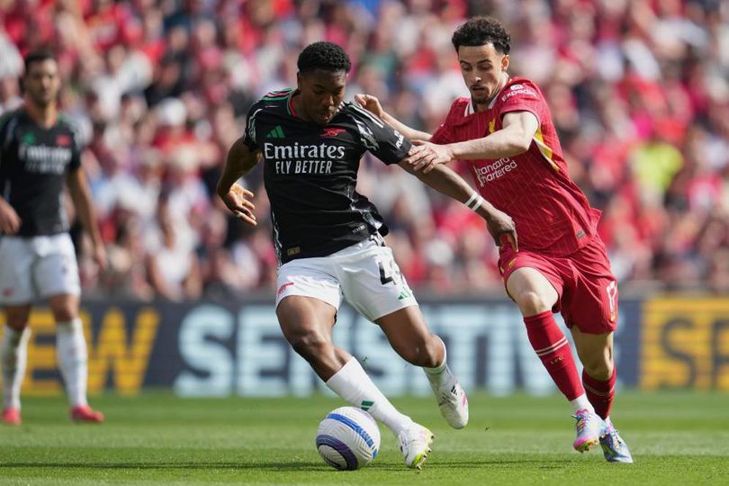 Myles Lewis-Skelly berduel dengan Curtis Jones dalam laga Liverpool vs Arsenal di Premier League 2024/2025, Minggu (11/5/2025) Info Main Bola Hasil Lengkap, Klasemen, dan Top Skor Premier League 2024/2025