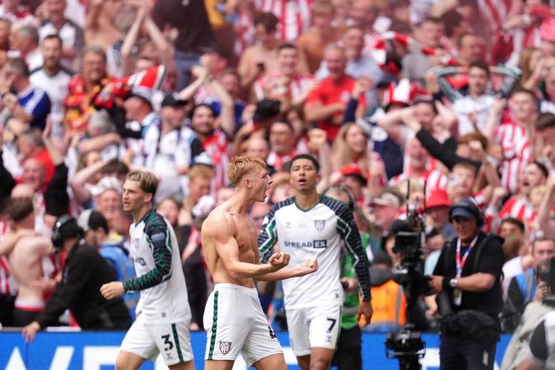 Pemain Sunderland Tom Watson, merayakan gol kedua timnya dalam final play-off Championship kontra Sheffield United, Sabtu (24/5/2025). info main bola Sunderland Kembali ke Premier League, Menang Dramatis atas Sheffield United