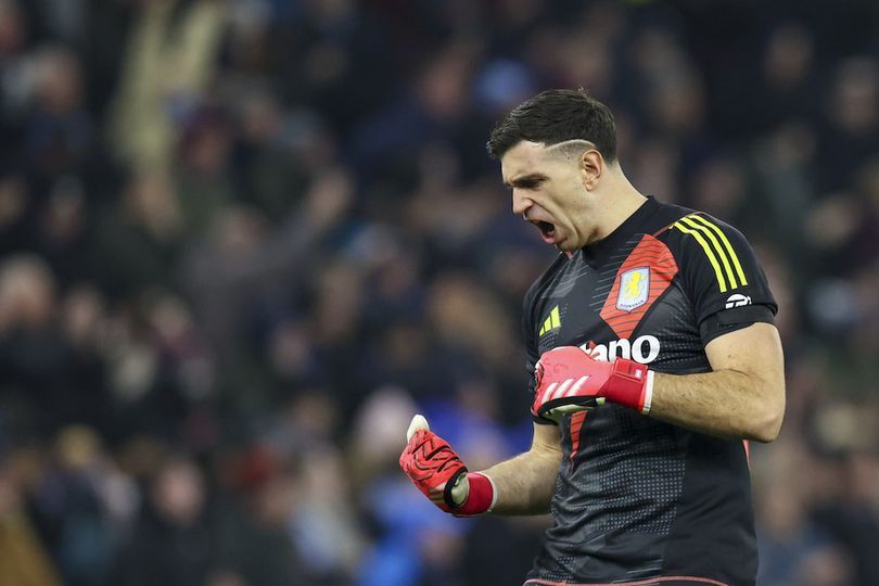 Kiper Aston Villa, Emiliano Martinez merayakan gol Youri Tielemans saat melawan Liverpool di Villa Park. Info Main Bola Mungkinkah Emi Martinez Kembali ke Arsenal?