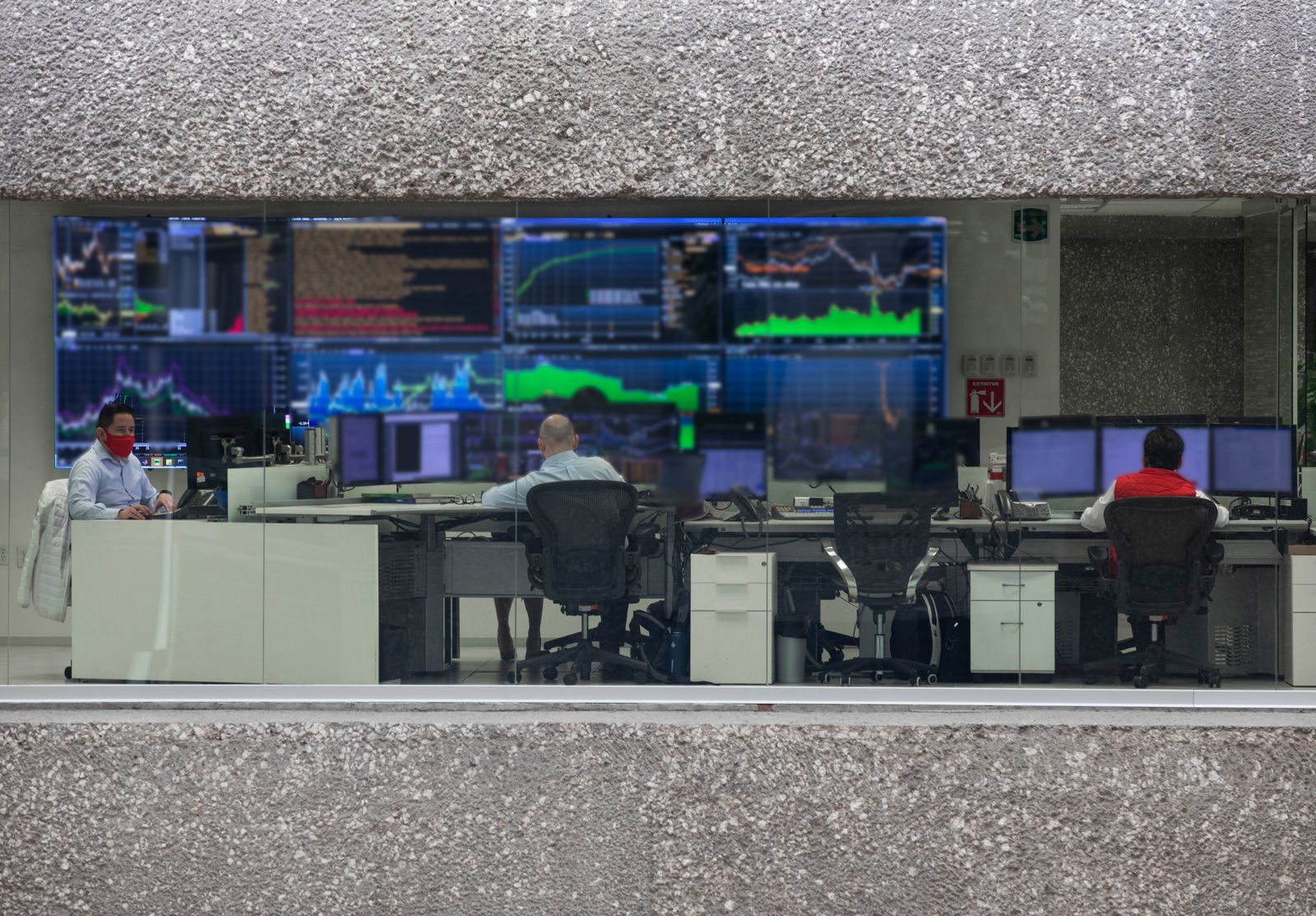 Oficina con monitores