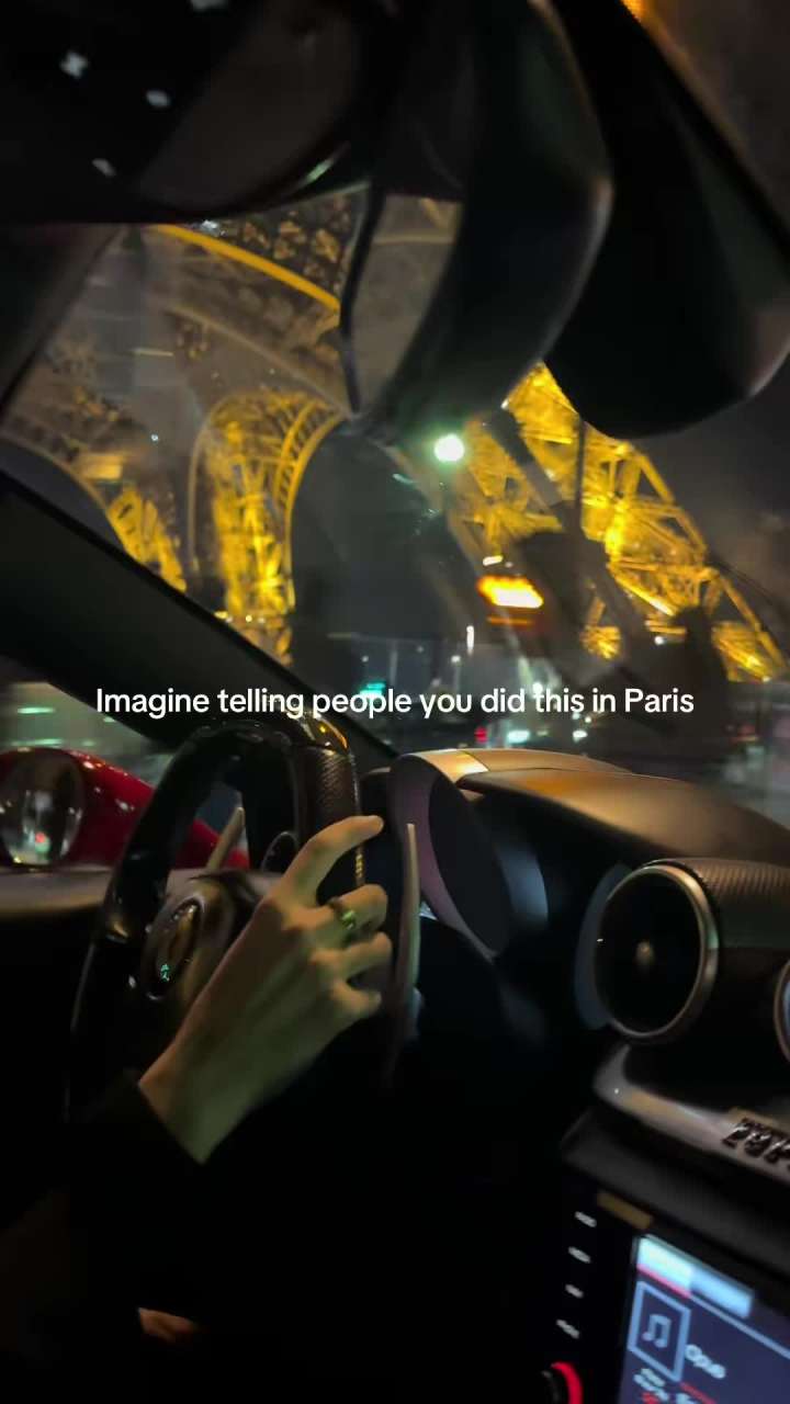 Client driving Ferrari California in Paris - Evasio experience