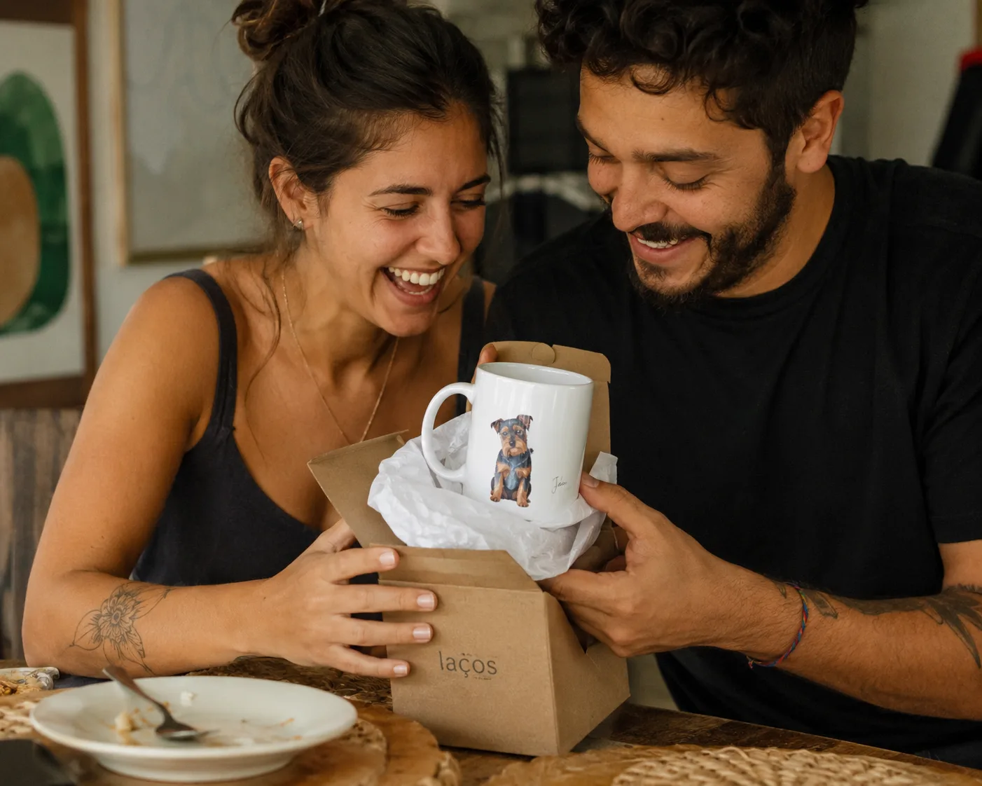 Esposa recebendo uma caneca de presente do marido