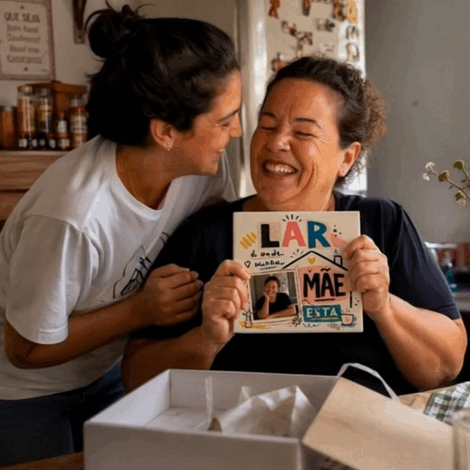 Mãe recebendo da filha um azulejo personalizado
