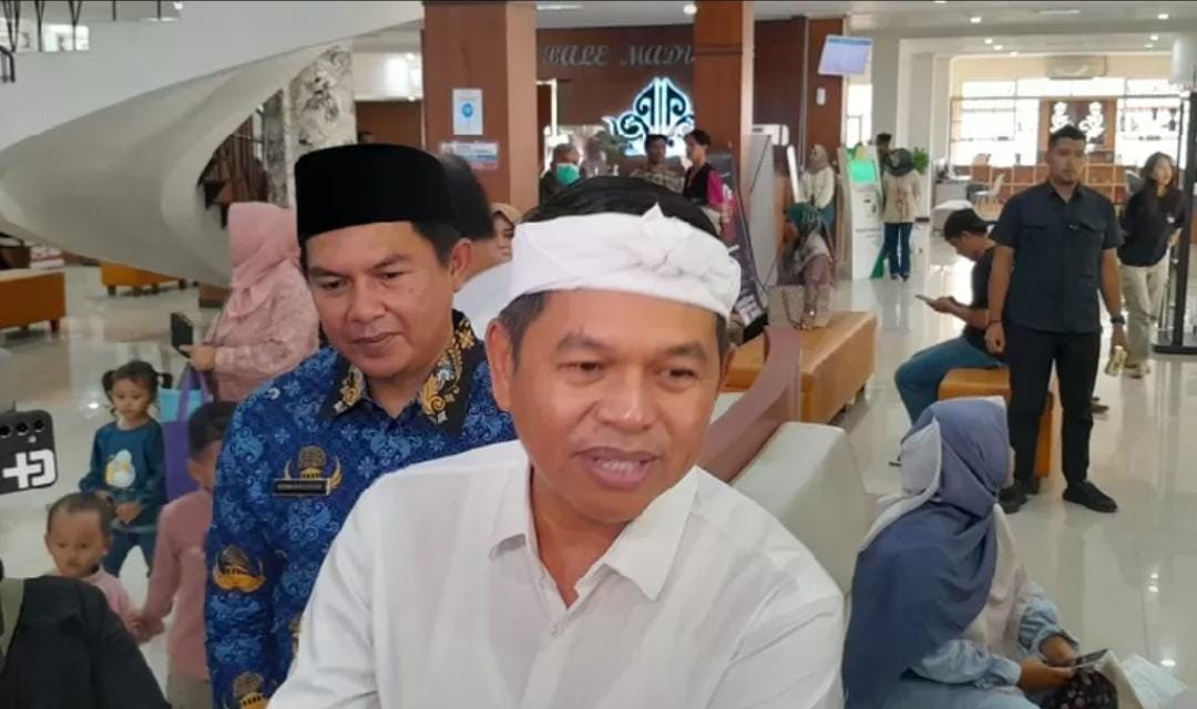 Jelang Dilantik Jadi Gubernur Jawa Barat, Dedi Mulyadi Datangi MPP Bale Madukara Purwakarta untuk Urus Perpindahan Domisili.