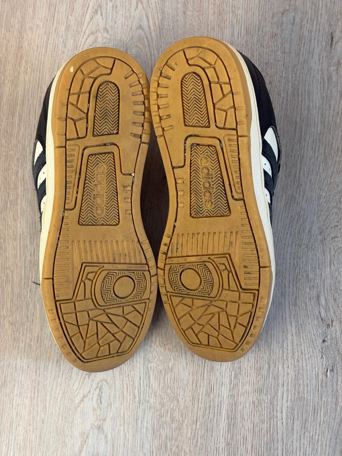 Comfortable and stylish shoes for kids. Perfect for everyday play and school. Size 35