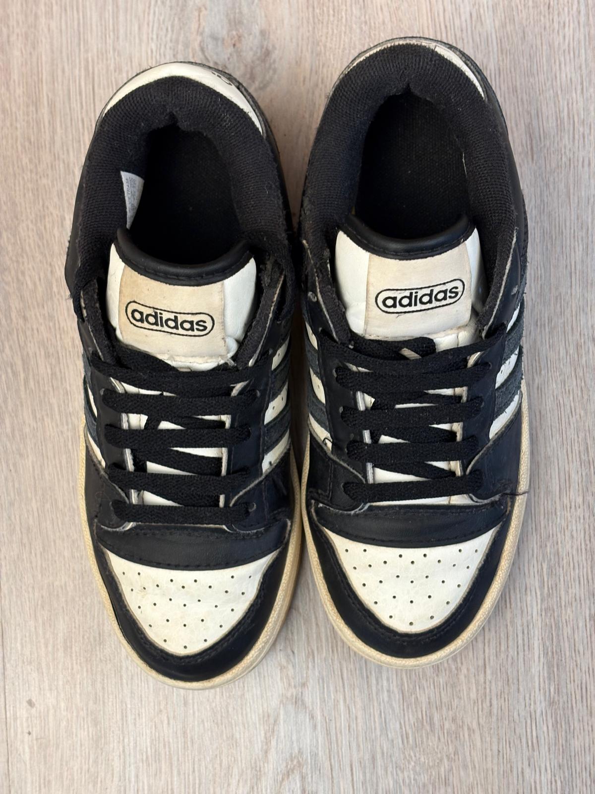 Comfortable and stylish shoes for kids. Perfect for everyday play and school. Size 35